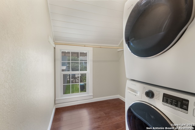 Listing photo id 13 for 227 Craig Pl E 3