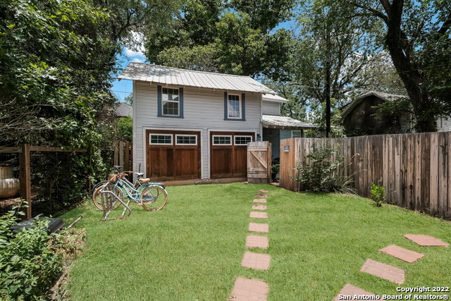 Listing photo id 14 for 227 Craig Pl E 3