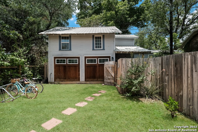 Listing photo id 15 for 227 Craig Pl E 3