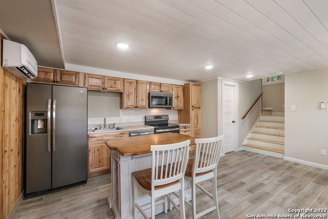 Listing photo id 3 for 227 Craig Pl E 3