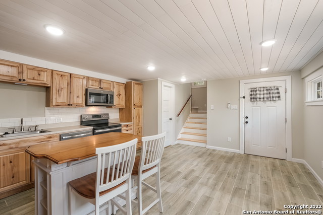 Listing photo id 4 for 227 Craig Pl E 3