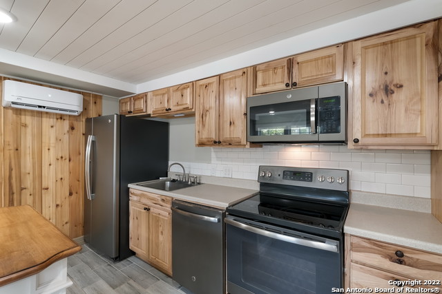 Listing photo id 6 for 227 Craig Pl E 3