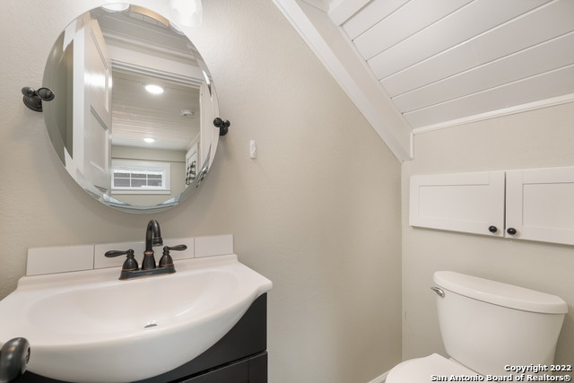 Listing photo id 7 for 227 Craig Pl E 3