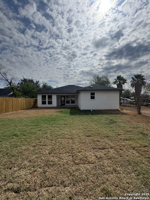 Image 23 of 24 For 913 Olive St