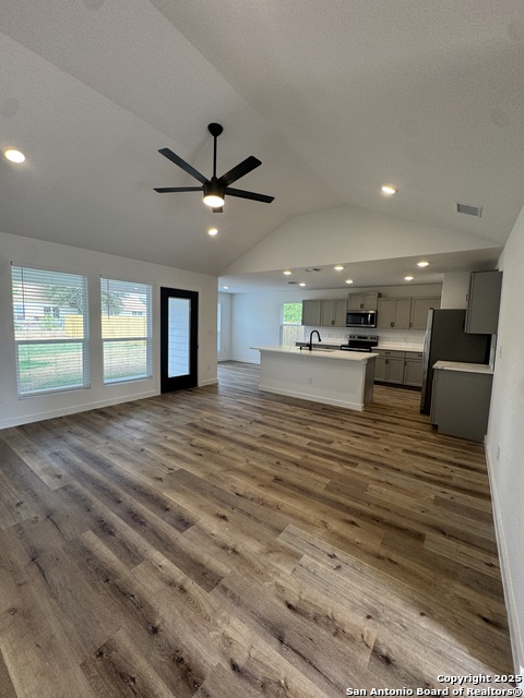 Image 5 of 24 For 913 Olive St