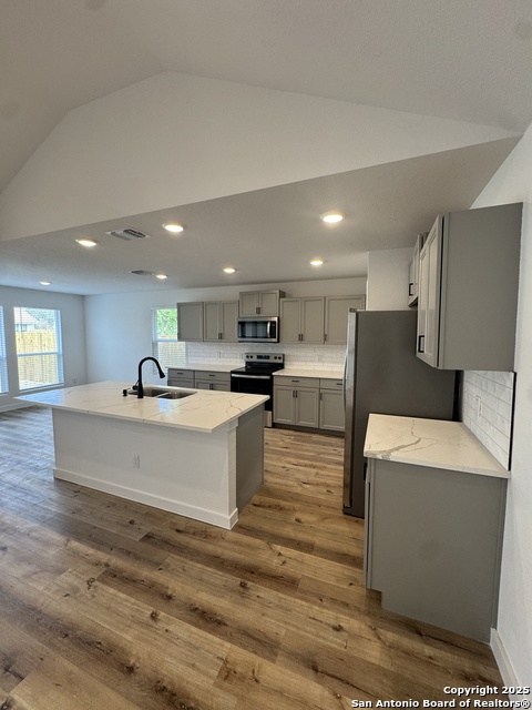 Image 7 of 24 For 913 Olive St