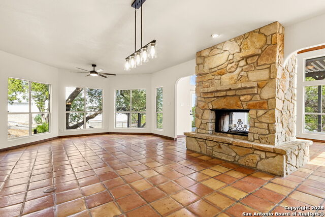 Listing photo id 3 for 1815 Lakeside