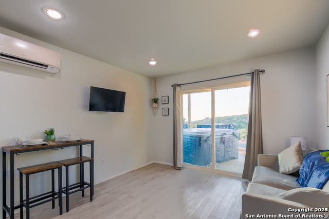 Listing photo id 11 for 420 Simon Crest