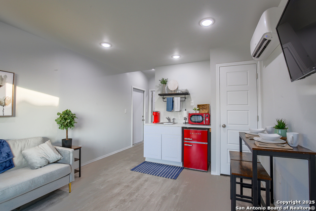 Listing photo id 12 for 420 Simon Crest