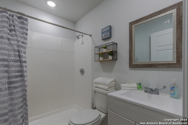 Listing photo id 13 for 420 Simon Crest