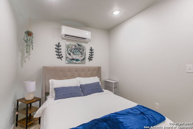 Listing photo id 14 for 420 Simon Crest