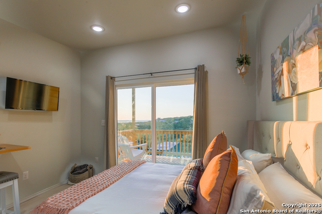 Listing photo id 15 for 420 Simon Crest