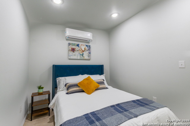 Listing photo id 18 for 420 Simon Crest