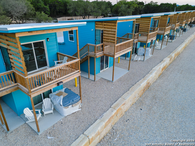 Listing photo id 1 for 420 Simon Crest