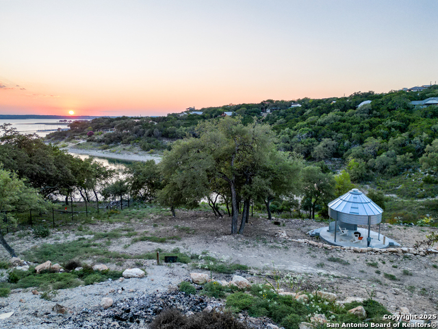 Listing photo id 3 for 420 Simon Crest