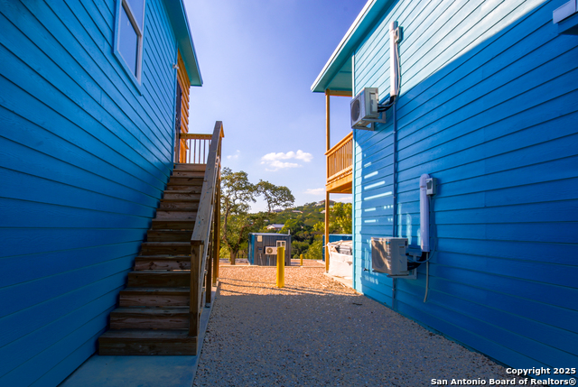 Listing photo id 7 for 420 Simon Crest