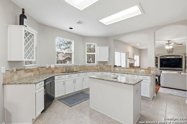 Image 2 of 38 For 3 Brentcove