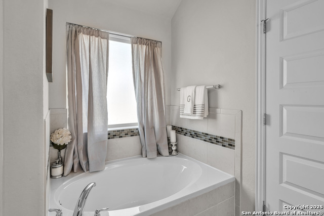 Listing photo id 11 for 13726 Quiet Fox