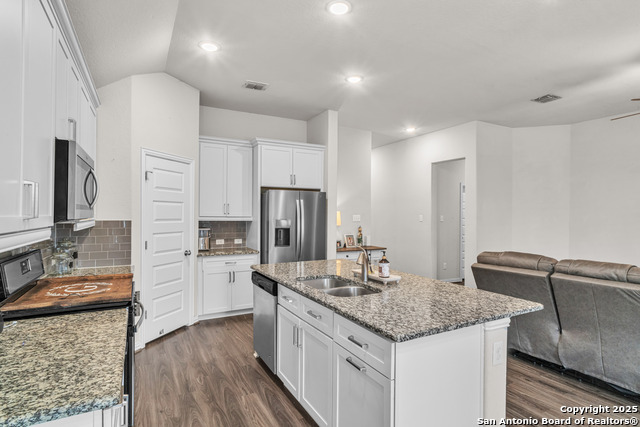 Listing photo id 4 for 13726 Quiet Fox