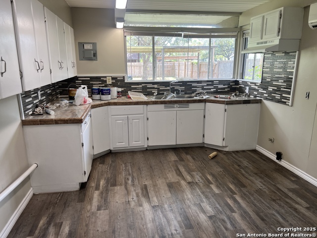 Listing photo id 1 for 400 Randall E