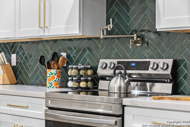 Listing photo id 9 for 6790 River  