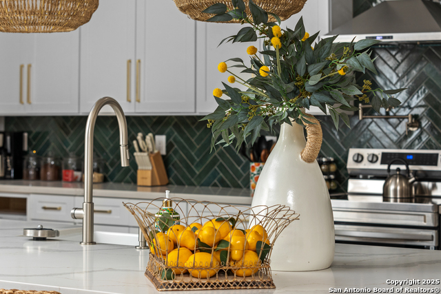 Listing photo id 10 for 6790 River  