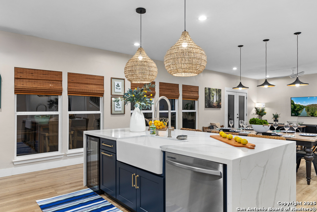 Listing photo id 11 for 6790 River  