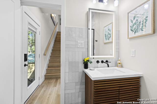 Listing photo id 21 for 6790 River  