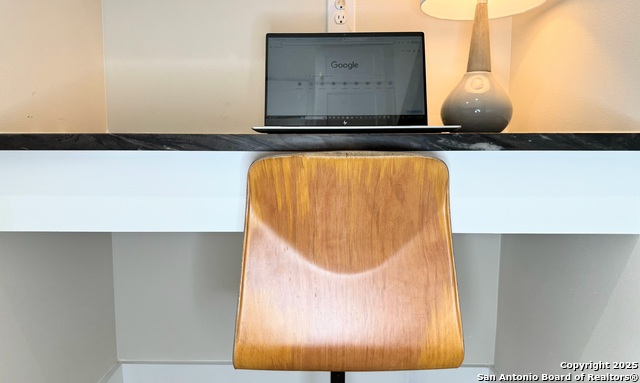 Listing photo id 23 for 6790 River  