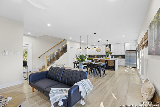 Listing photo id 4 for 6790 River  