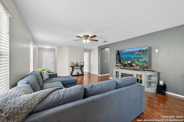 Listing photo id 3 for 3407 Bisley Pass