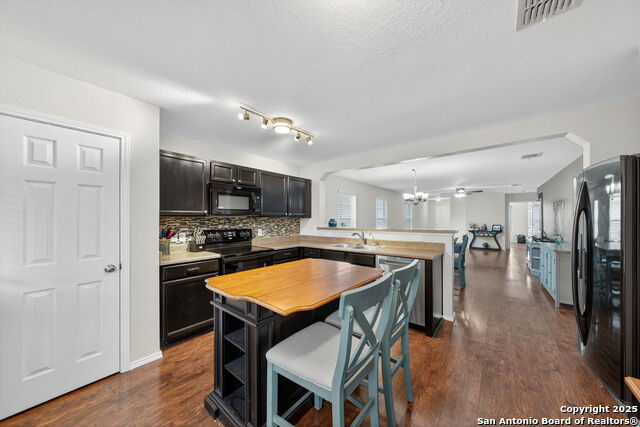 Listing photo id 7 for 3407 Bisley Pass