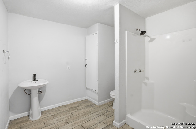 Image 19 of 49 For 807 Ne Frontage Rd.