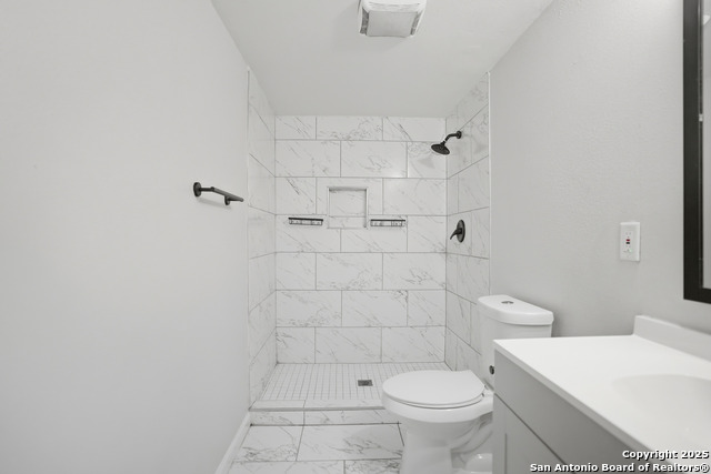 Image 20 of 49 For 807 Ne Frontage Rd.