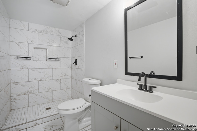 Image 21 of 49 For 807 Ne Frontage Rd.