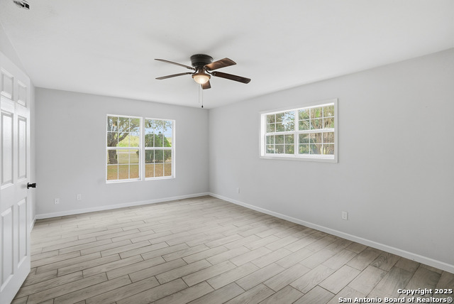 Image 22 of 49 For 807 Ne Frontage Rd.