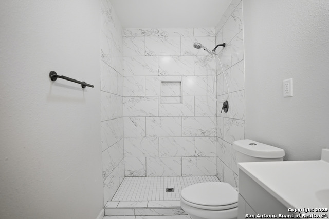 Image 33 of 49 For 807 Ne Frontage Rd.