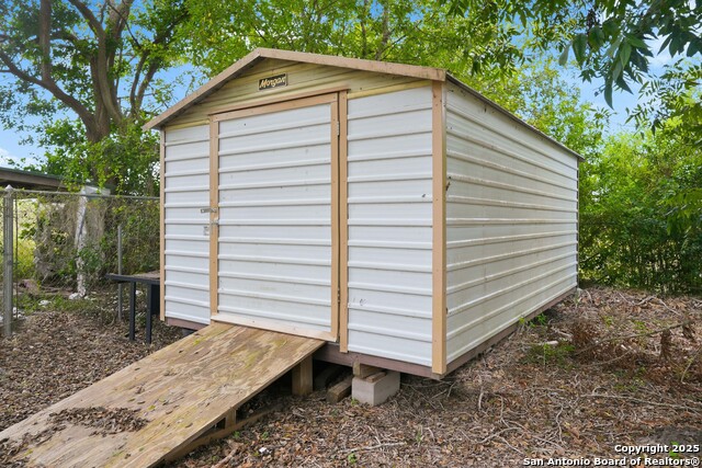 Image 39 of 49 For 807 Ne Frontage Rd.