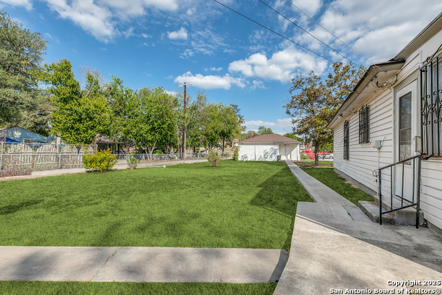 Listing photo id 22 for 2301 W Mulberry