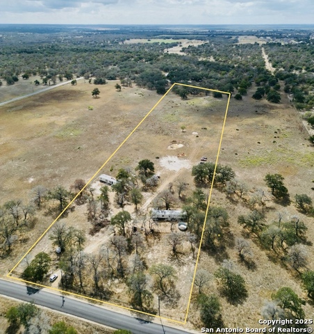 Details for 201 Mariposa Ln, Floresville, TX 78114