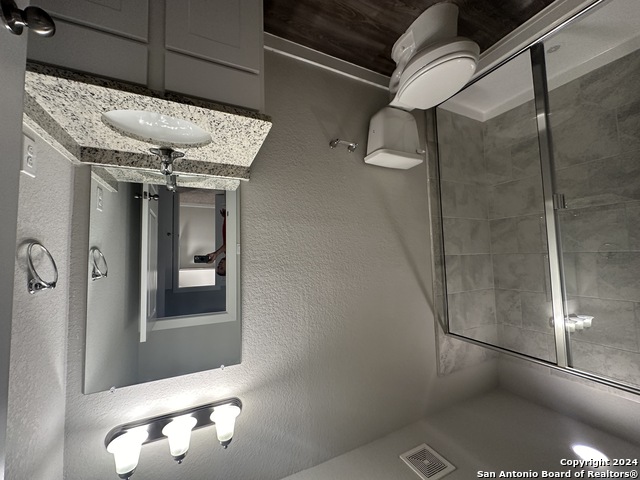 Listing photo id 3 for 13326 Rowdy Cove  102