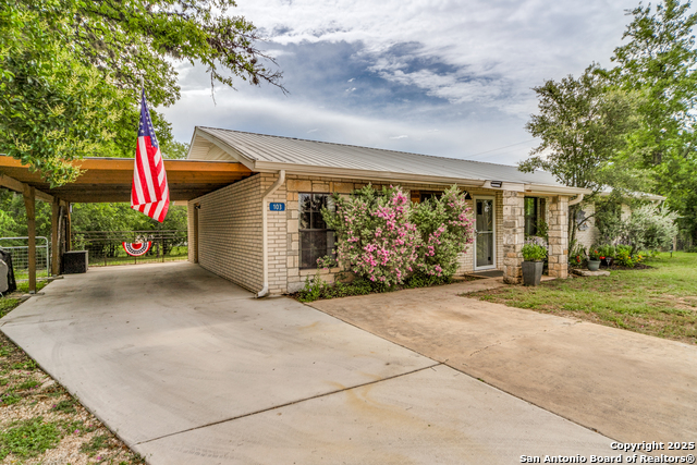 Listing photo id 1 for 103 Amber  