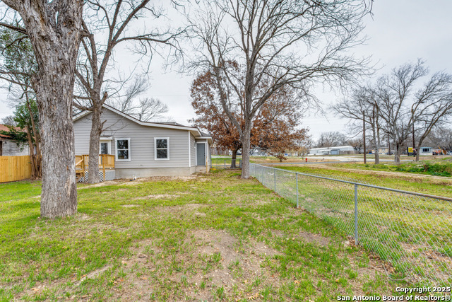 Listing photo id 23 for 15935 Buchel