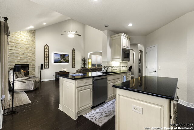 Listing photo id 10 for 755 Panorama