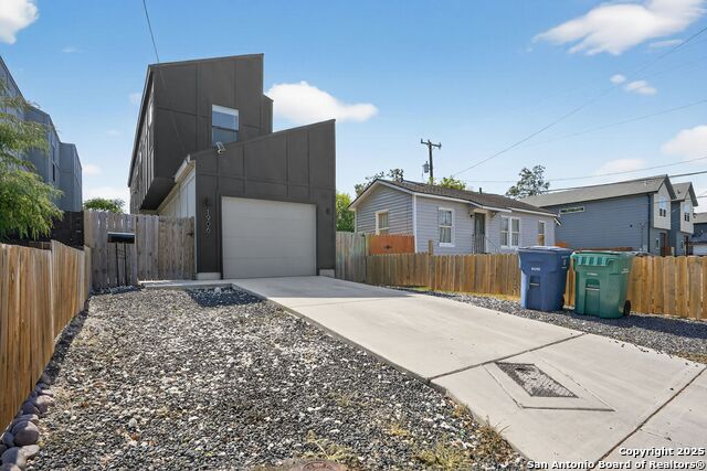 Listing photo id 0 for 1906 Crockett E