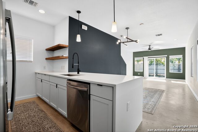 Listing photo id 1 for 1906 Crockett E