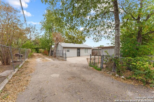 Image 21 of 24 For 315 Pool Drive B