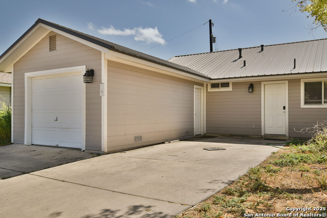 Image 3 of 15 For 411 Gevers S