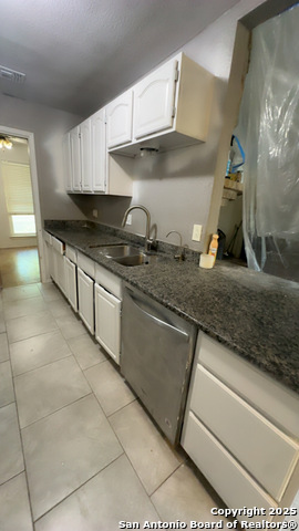 Listing photo id 4 for 5910 Rimkus  