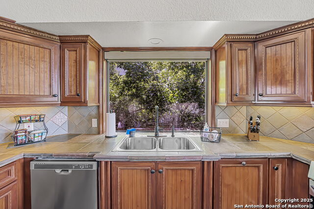 Listing photo id 8 for 717 Riviera  